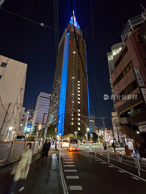 日本东京，NTT Docomo代代木大厦的夜间街道